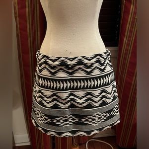 Topshop sz 8 southwestern Aztec pattern black and white mini skirt